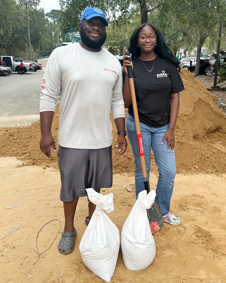 Major Thornton III and Ahmiyah Phillips, 14, preparing sand bags