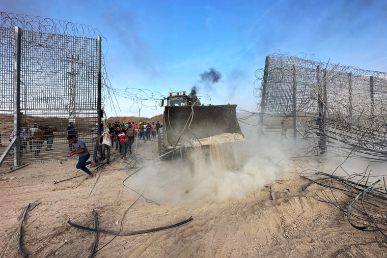 Palestinians crossing the border fence with Israel from Khan Yunis in the southern Gaza Strip Palestinians crossing the