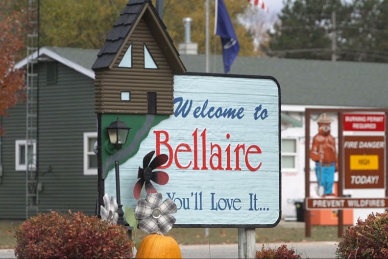 A sign that reads, "Welcome to Bellaire You'll Love It..."