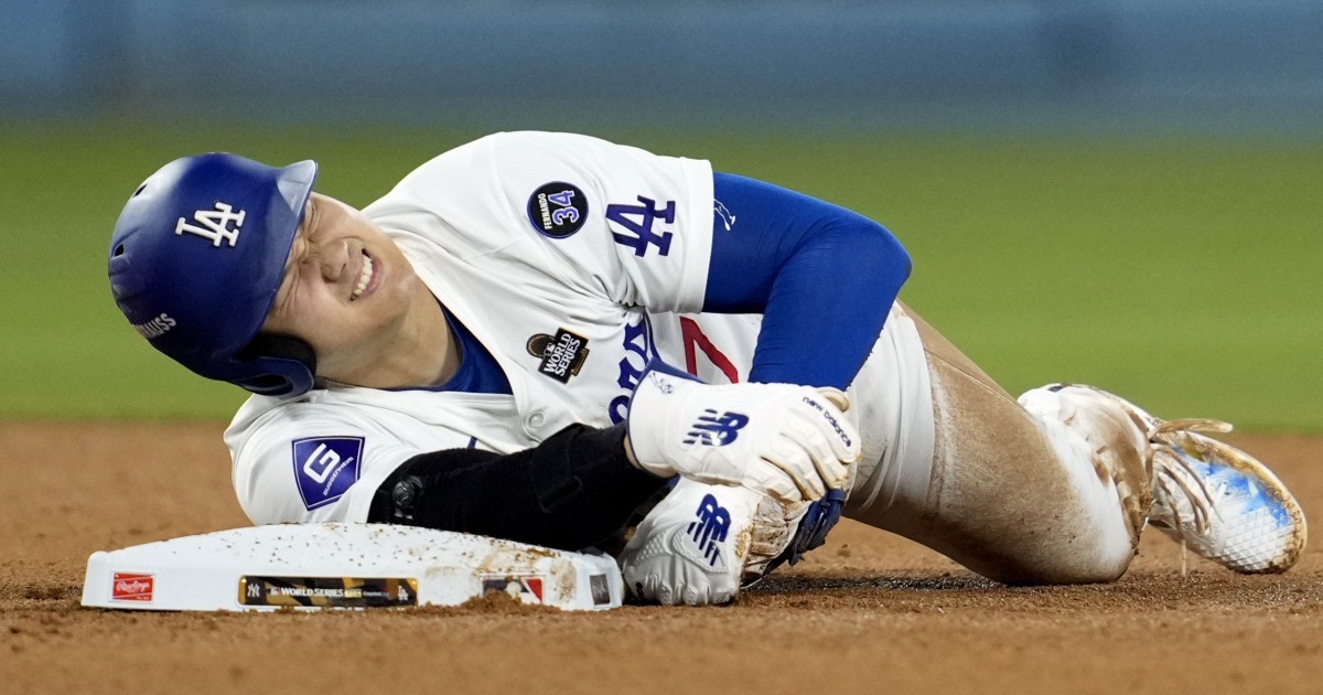 Dodgers superstar Shohei Ohtani suffers apparent shoulder injury during Game 2 of the World Series