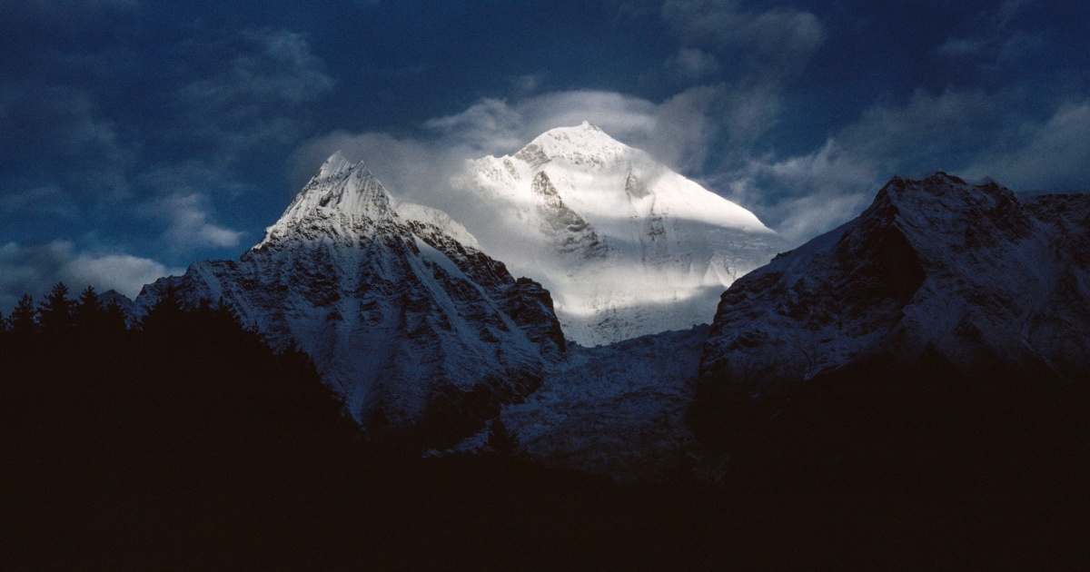 Russian climbers die on Nepal’s Dhaulagiri peak, hiking company says