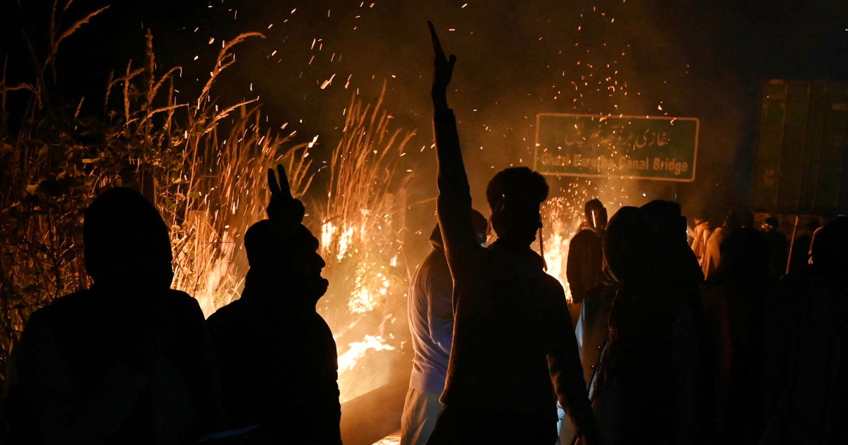 Imran Khan supporters march on Islamabad, clash with police after sectarian clashes